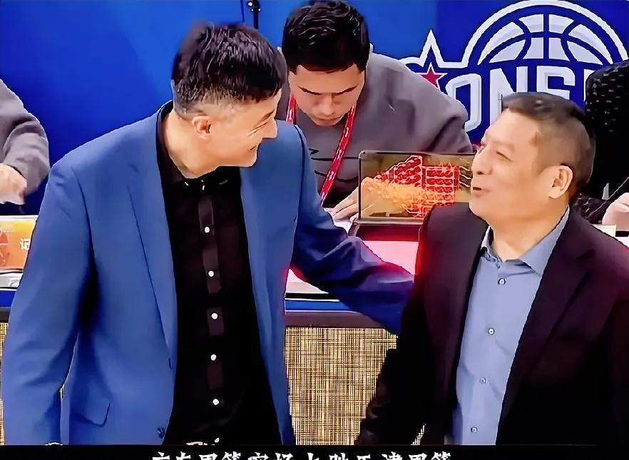 广东天津比赛后，两位教练谈的很开心。杜锋:这不是金哥吗？不在四川队了，原来在这
