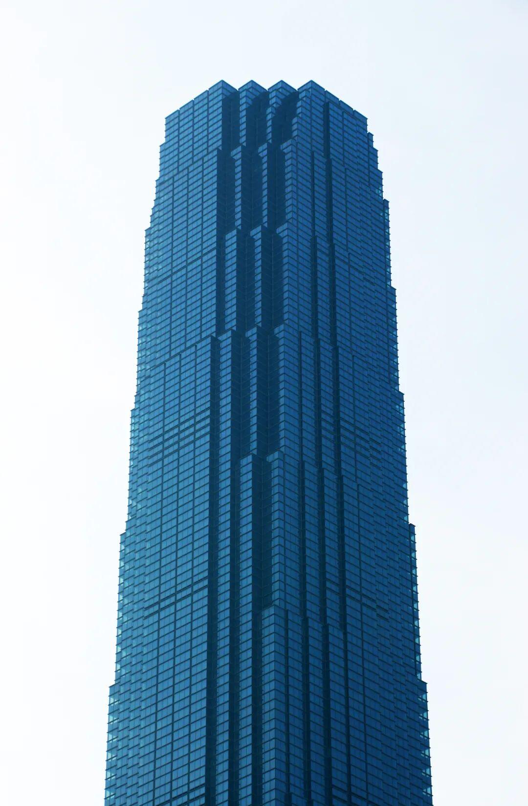 今年济南又一十年工程快要完工了，山东第一高楼绿地山东国金中心外表面即将全部封顶。