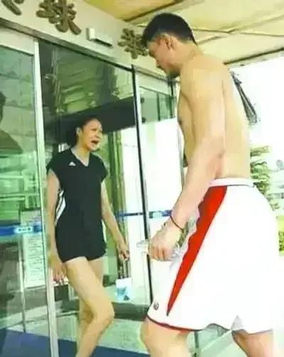 时光倒流！揭秘1998年姚明与赵蕊蕊的青春邂逅，退役后的她变身科幻作家，粉丝期待她的另一半