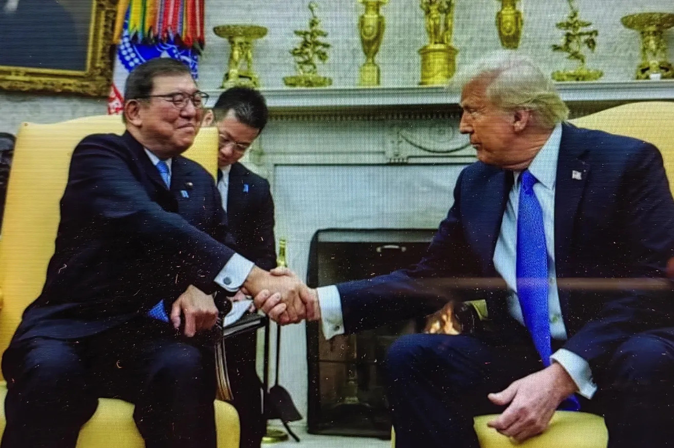 日本对美国态度变了？背后原因不简单！握手这事儿，可不简单