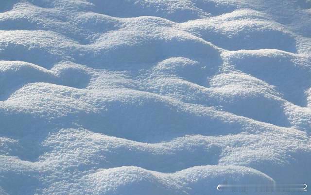 太阳系中最深的积雪，其实并不在地球上，因为在太阳系中的另一颗星球上，其表面的积雪
