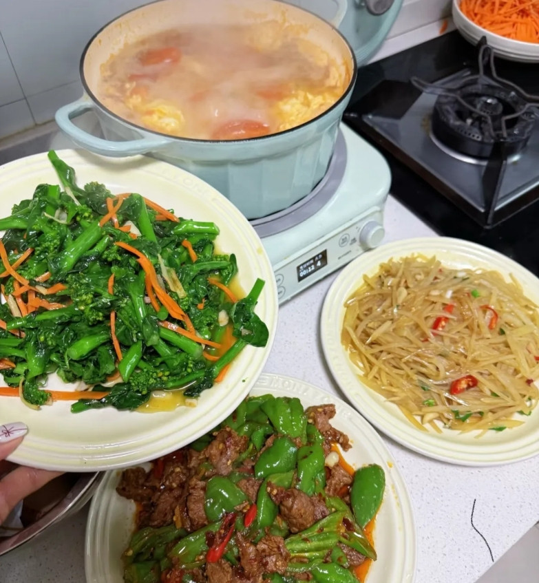 我公公今年68岁，身体一直不太好，婆婆也不在了，所以一直跟着我们生活，晚上我辛苦
