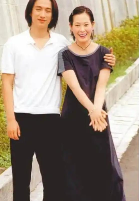 [啤酒]2011年，41岁刘若英嫁给身价过亿的钟小江，结婚当晚提出3个条件，正常