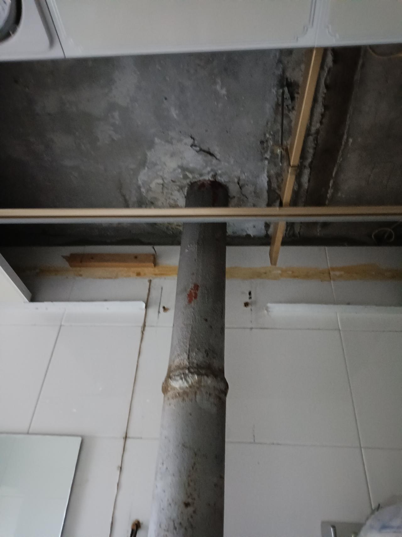 今天上午卫生间的吊顶被师傅给拆了露出个大洞！盼新颜也念安宁！这几天，家里因