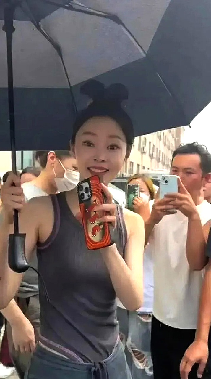 好奇这衣服咋穿上的?上厕所咋整?感觉穿脱麻烦会不会很不方便，