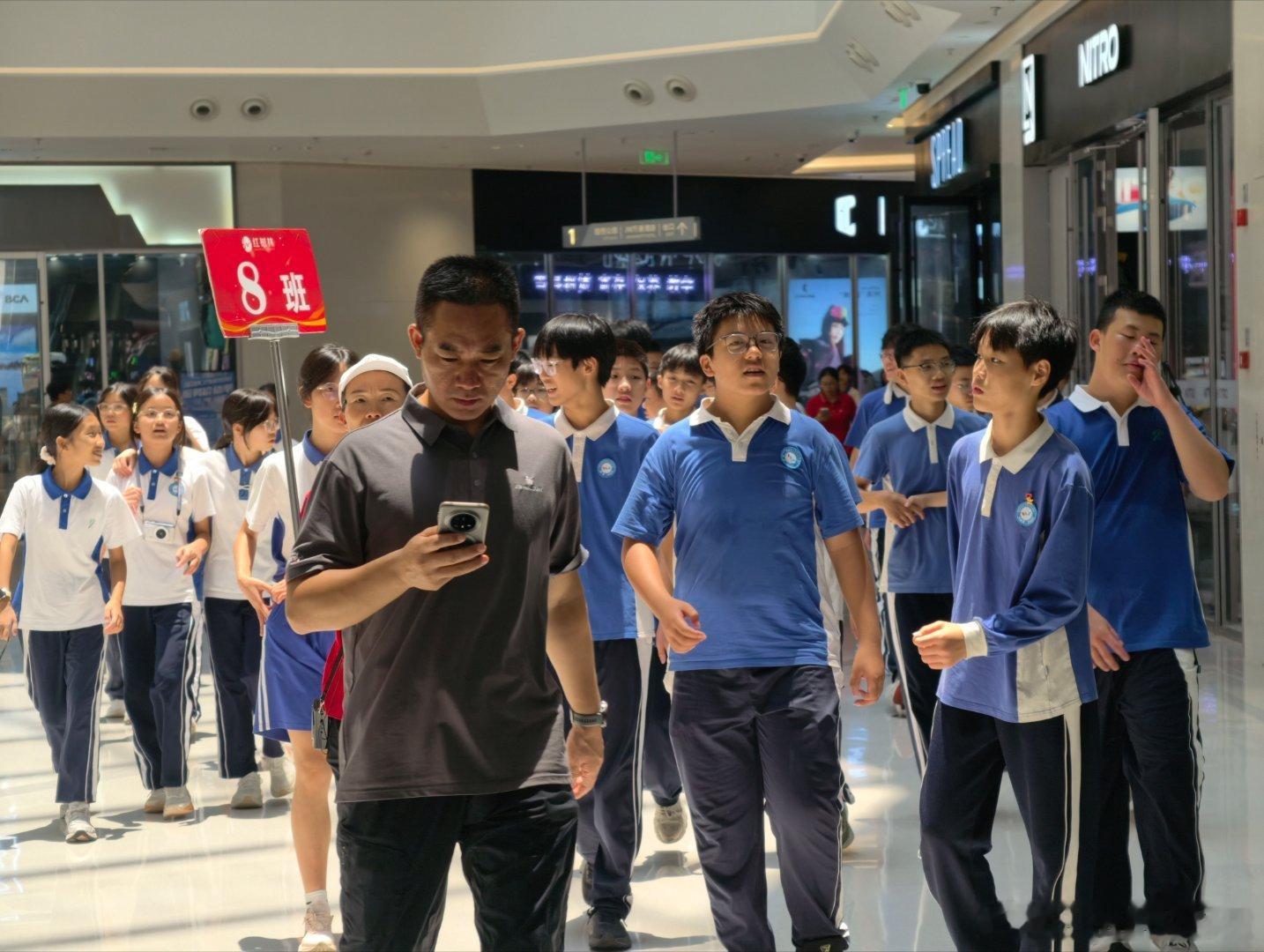 果然深圳没有雪，但是有钱学生夏季郊游都来滑雪，真幸福呀深圳·深圳前海·华发冰雪