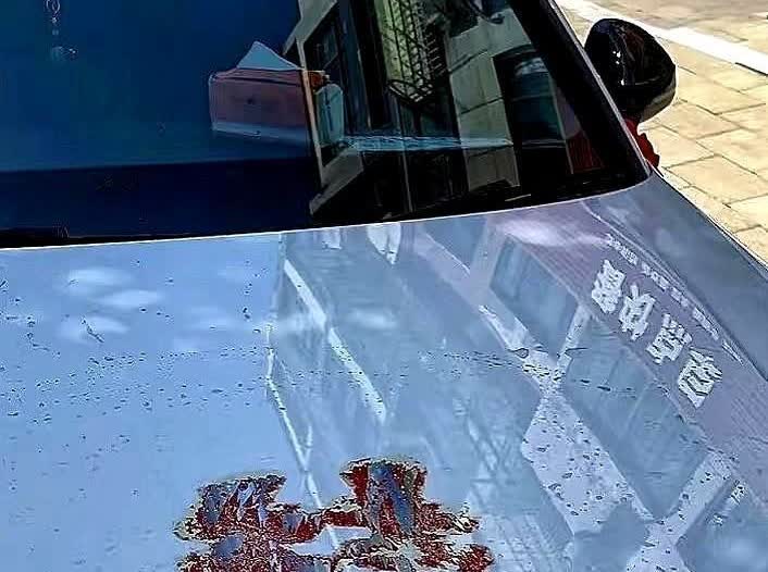 我刚买不到一个月的新车，朋友结婚借去送亲，把喜字沾水贴在引擎盖上，忘了揭，后来发