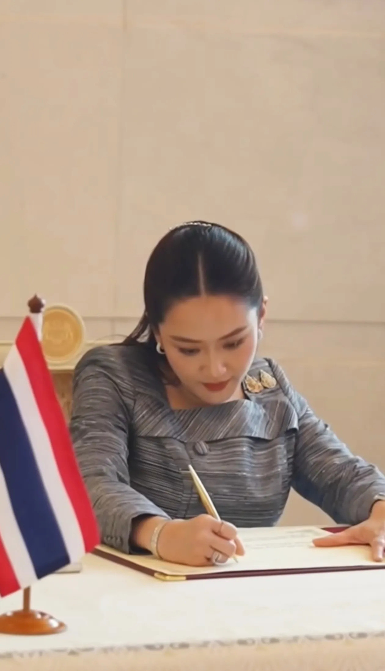 佩通坦总理位悬了，保住部长算不错---