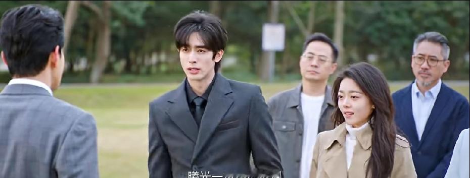 别再怪造型师了。宋威龙的问题，出在他的脊椎上。你看他穿那件定制大衣。肩膀处