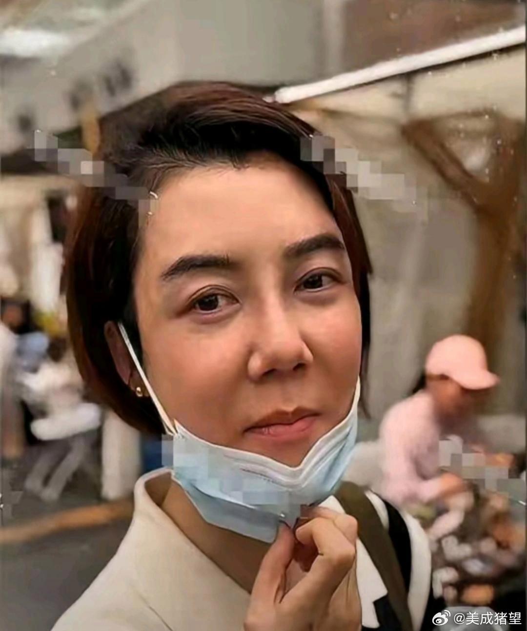 44岁的车晓素颜现身超市，很有年龄感，但身材保持的非常好。