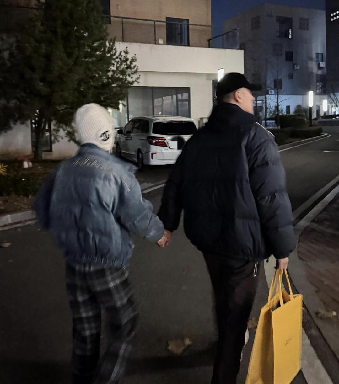 46岁任重和老婆孙骁骁一起到朋友家里做客，夫妻俩第一次大方地公开同框，两个人看起