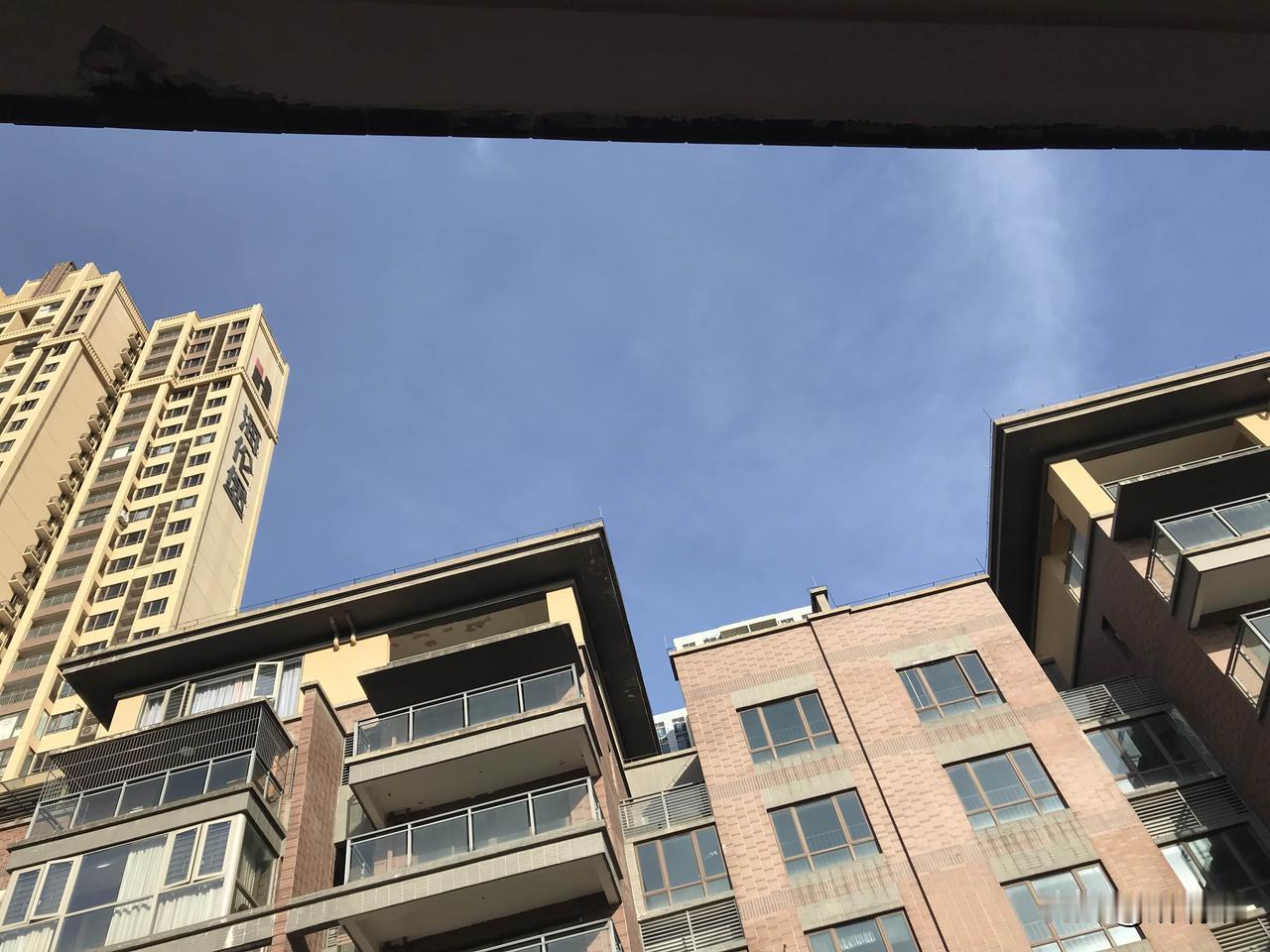 前些年某一天他拿到上海大厂的offer，临走前在巷口小吃摊，攥着我的手说等他站稳