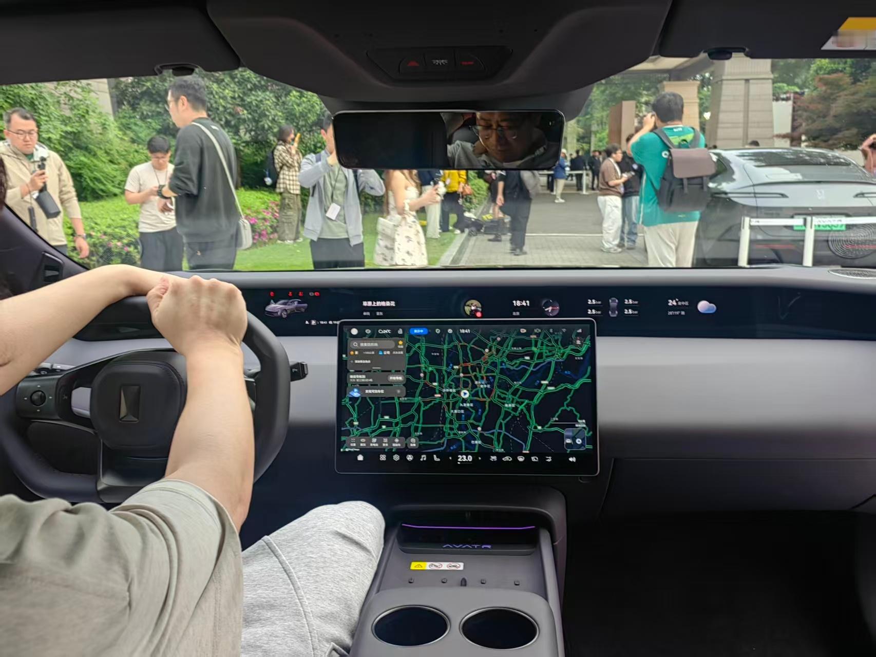 看看阿维塔06T的实车，这牌子前脸的辨识度是真高...尤其晚上亮起来看后视镜就是