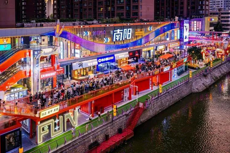 好多南阳人或许都纳闷：这两年经济不算景气，咋万悦城、高新吾悦、万达，武商还扎堆开