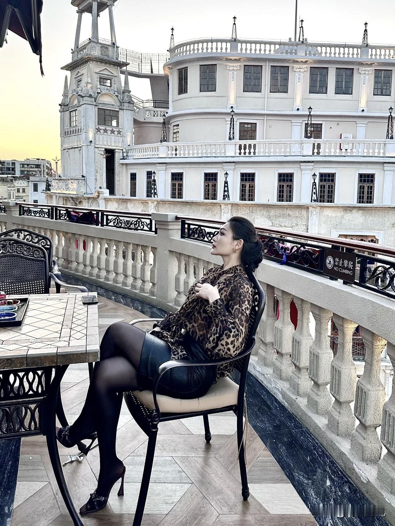 豹纹衬衫配皮裙，这组合比想象中更好驾驭！以前总担心豹纹太野性、不好搭，没想到