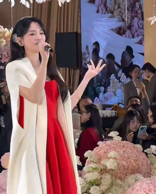 42岁金莎接婚礼商演：大波浪+红裙+白靴，减龄又高级，嫩得像28岁​​​