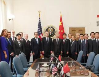 7月18日，美国“美中经济与安全审查委员会”组织了一个规模庞大的代表团，在薛瑞福