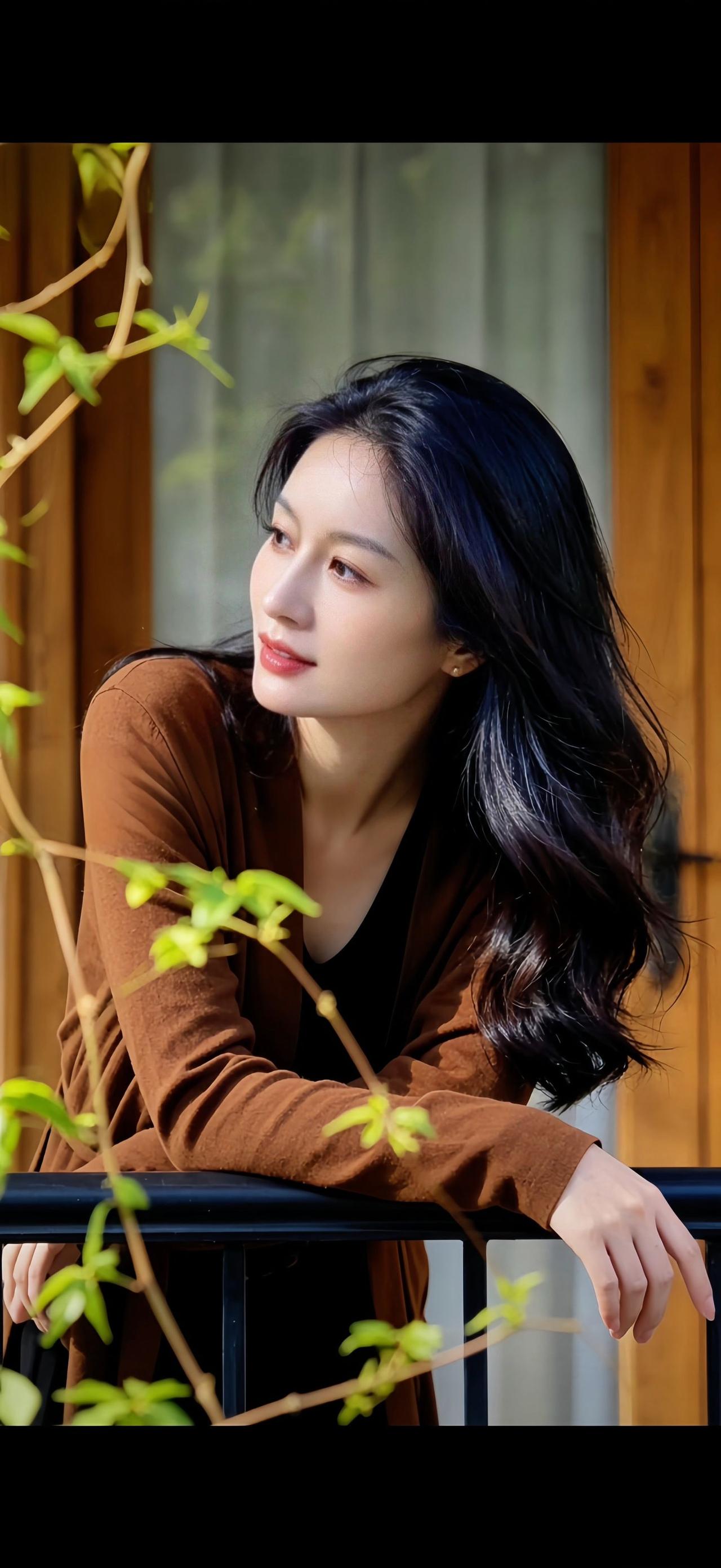 什么样的女人才具有魅力?🍂秋日氛围感｜复古咖色穿搭浓郁焦糖棕，是属于秋天的颜