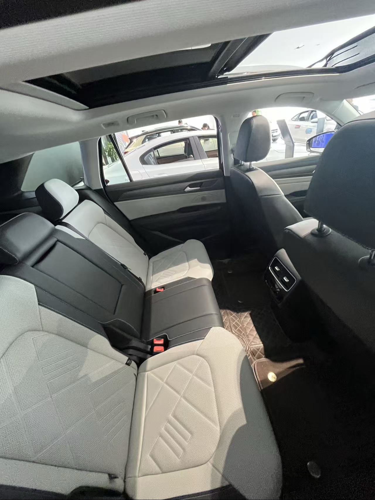 走进大众4S店，全新揽巡一亮相就牢牢抓住所有人的目光，车身尺寸的全面升级，让这款