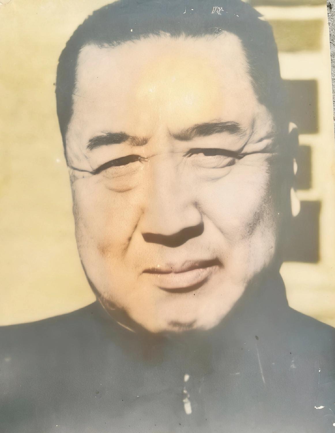 1948年，抗日名将苏炳文，放下武器，选择向我军投诚，一张罕见的留影，照片中的他