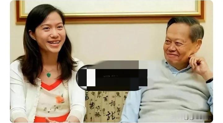 别光盯着翁帆和杨振宁54岁的年龄差了，能让这段感情扛住21年舆论风浪的，是她