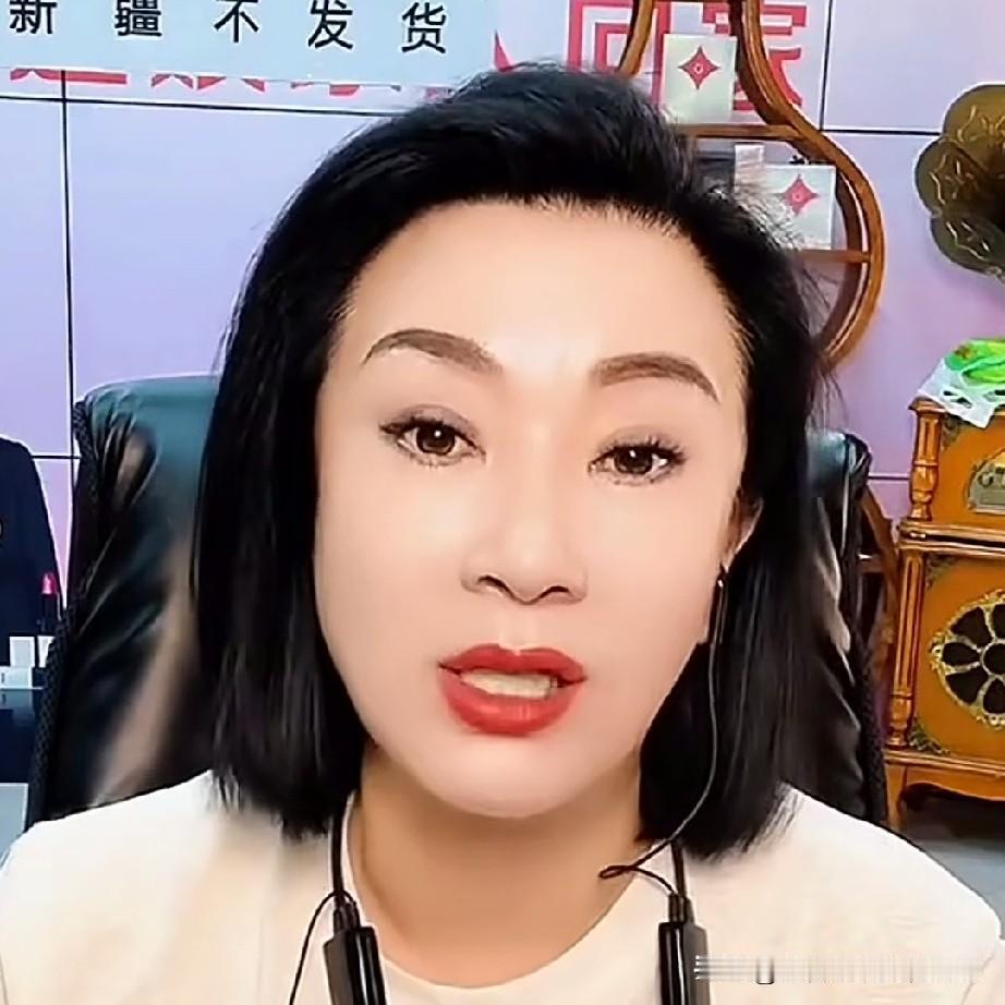 谢广坤(唐鉴军)的第一任老婆孙二娘，在直播间里说，她和刘能(王小利)曾经是一对唱