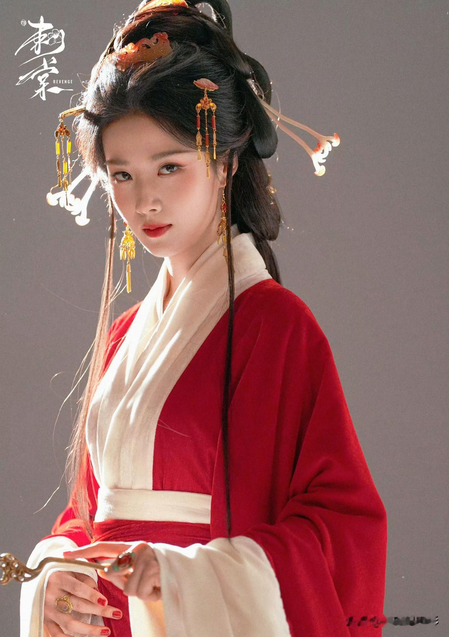 同样演霸气皇后，卢昱晓在《刺棠》里气场明显撑不住，看着气场偏弱，撑不起角色的威压感。反观吴谨言《凤不