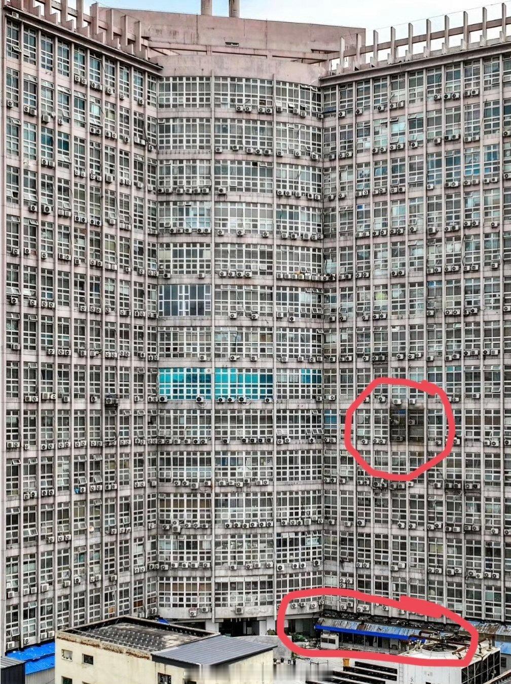 被郑州的空调外机墙震惊到了这种情况就是建筑设计的失位。就根本没有考虑空调室外机的