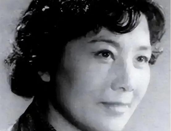 🌞1949年北平解放前夕，韩复榘遗孀高艺珍正忙着清点财宝欲逃往台湾，二儿子