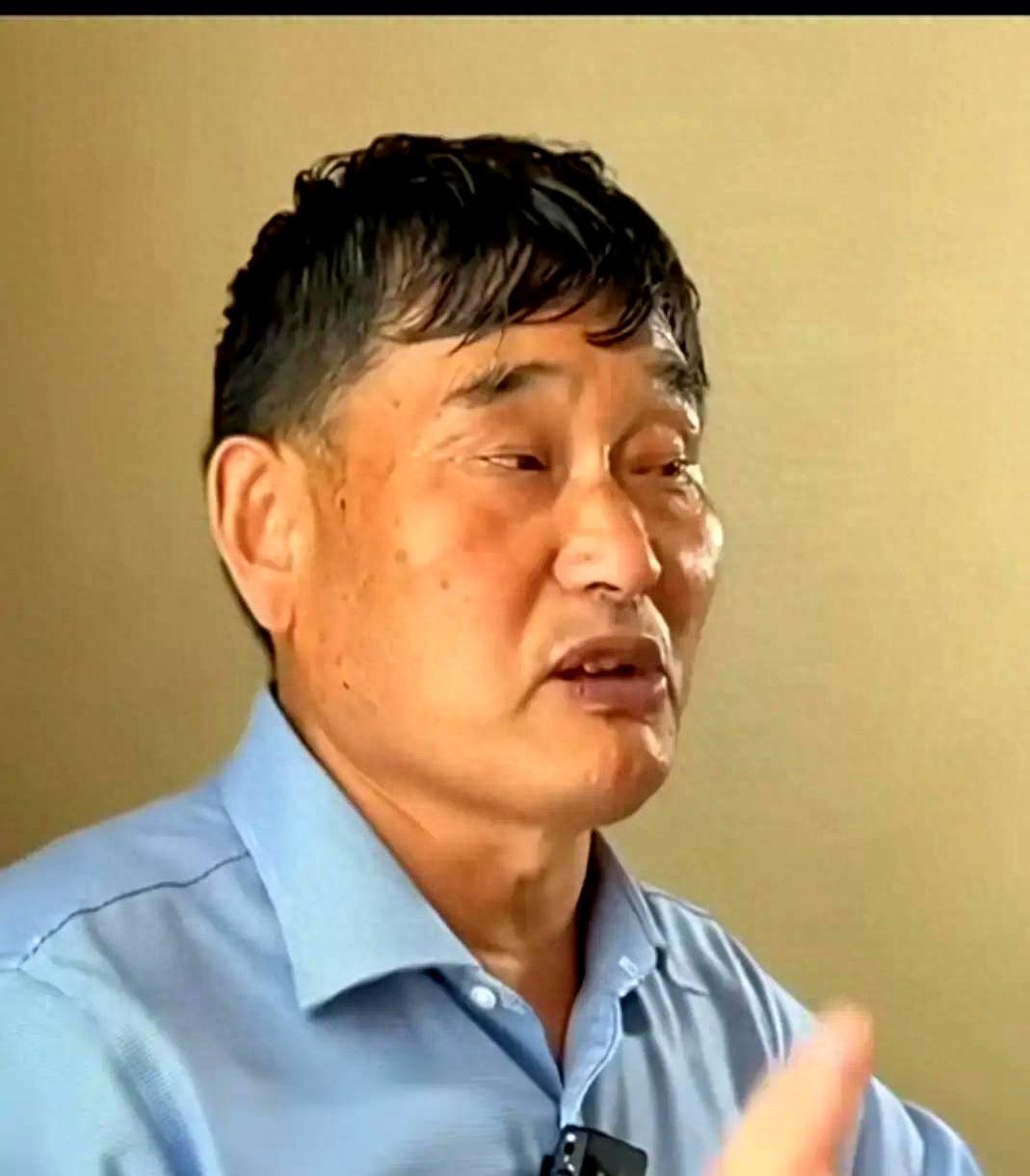 8万块钱的演出费都打进账户了，人也站到舞台边上了，大衣哥朱之文竟然扭头就走，连一