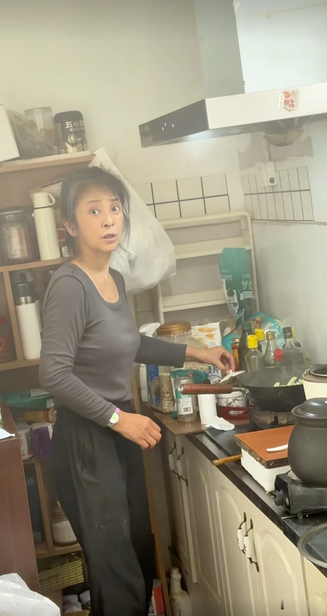 真是让人开眼界了，这是明星的私下生活？演员李勤勤在厨房做饭，不仅她自己打扮