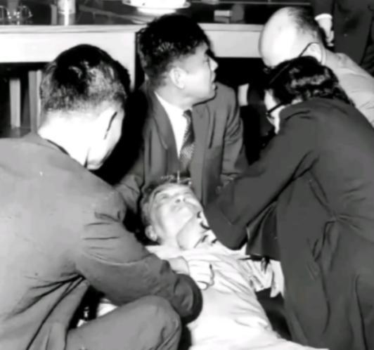 1962年，一代文豪胡适竟被人用一句话给“活活气死”！当时胡适正在一场酒会中致辞
