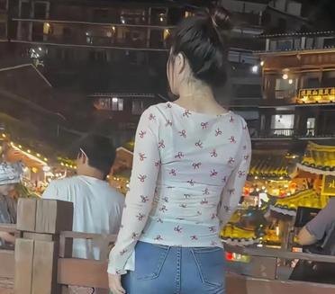 我在桥上看风景，这里的风景真迷人。