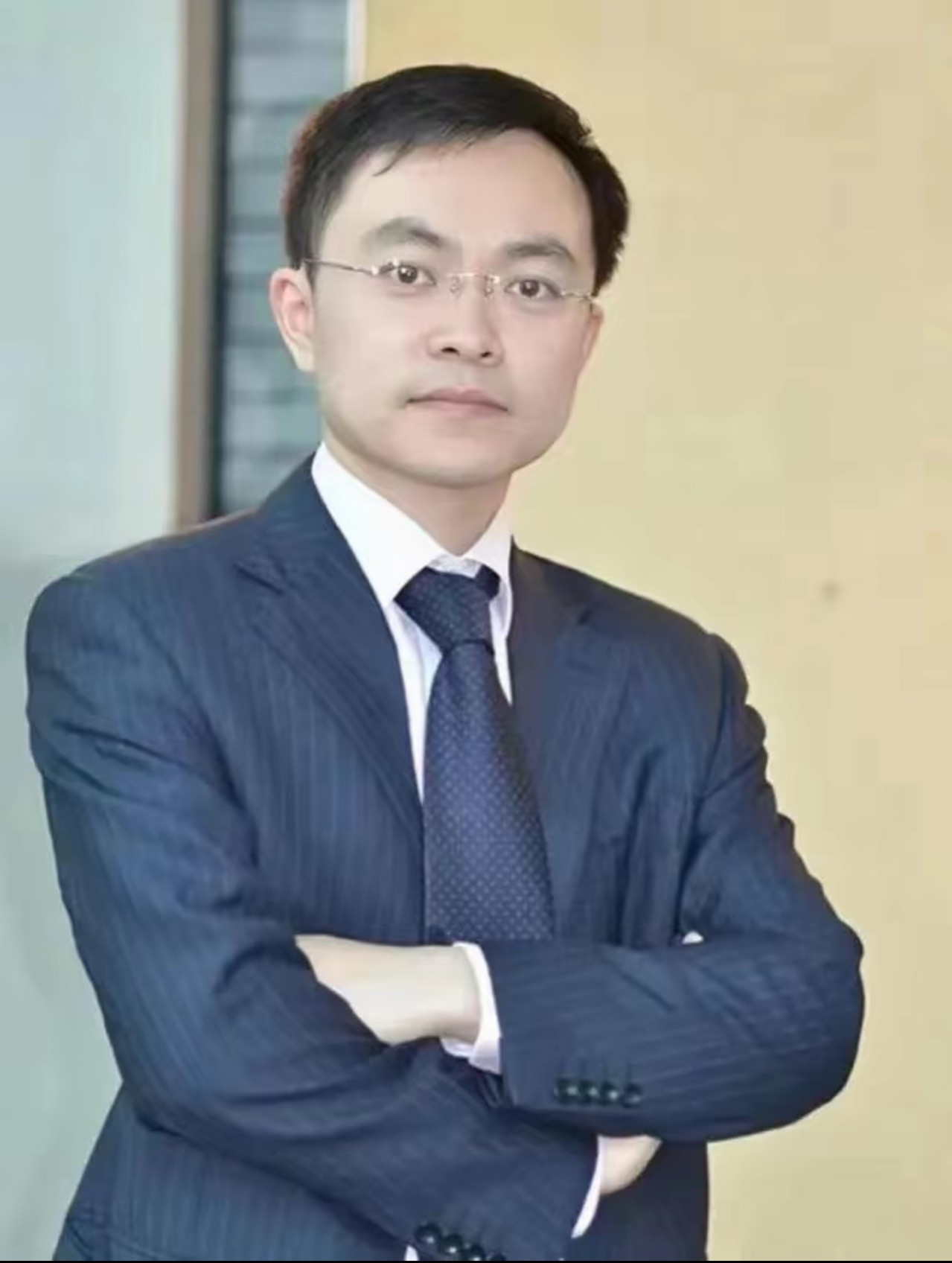 蔡磊2年几乎没离开过卧室两年固守一室，极致的苦难没有磨灭他的斗志。病痛禁锢身躯
