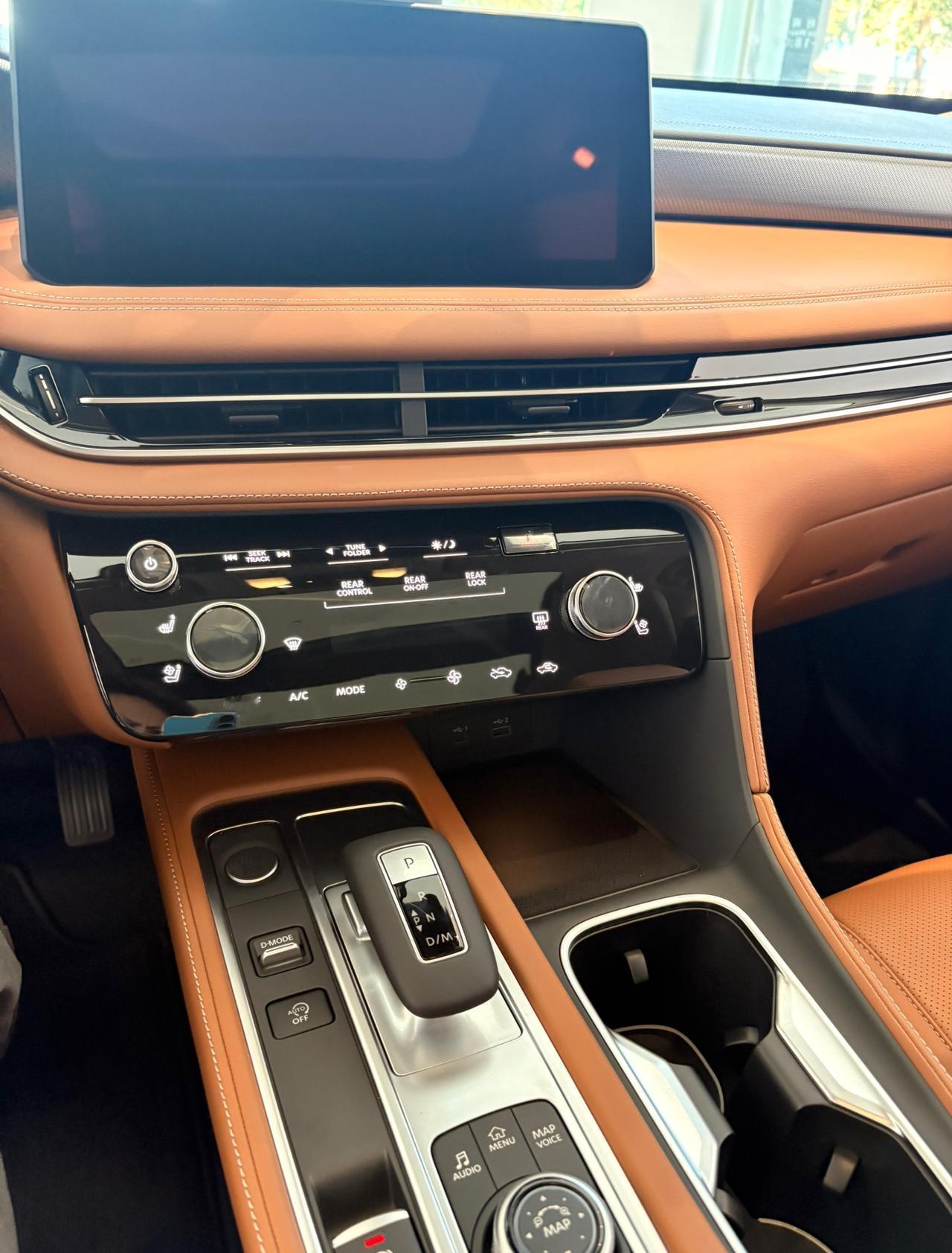 这两种内饰风格，你喜欢哪一种？第一张图片是传统车的代表，内饰的设计非常有层次