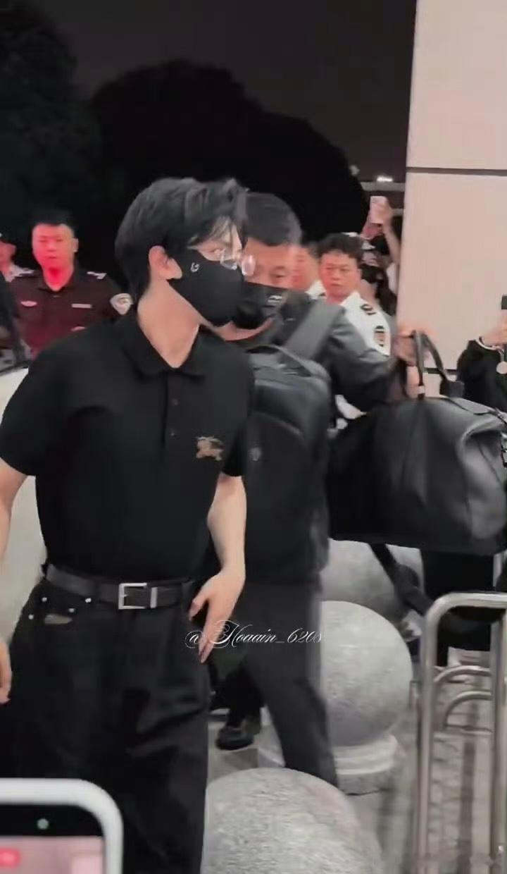 这个赛道离了严浩翔可怎么办呀！无框眼镜➕polo衫这一套路透就说到底秒了谁！期待
