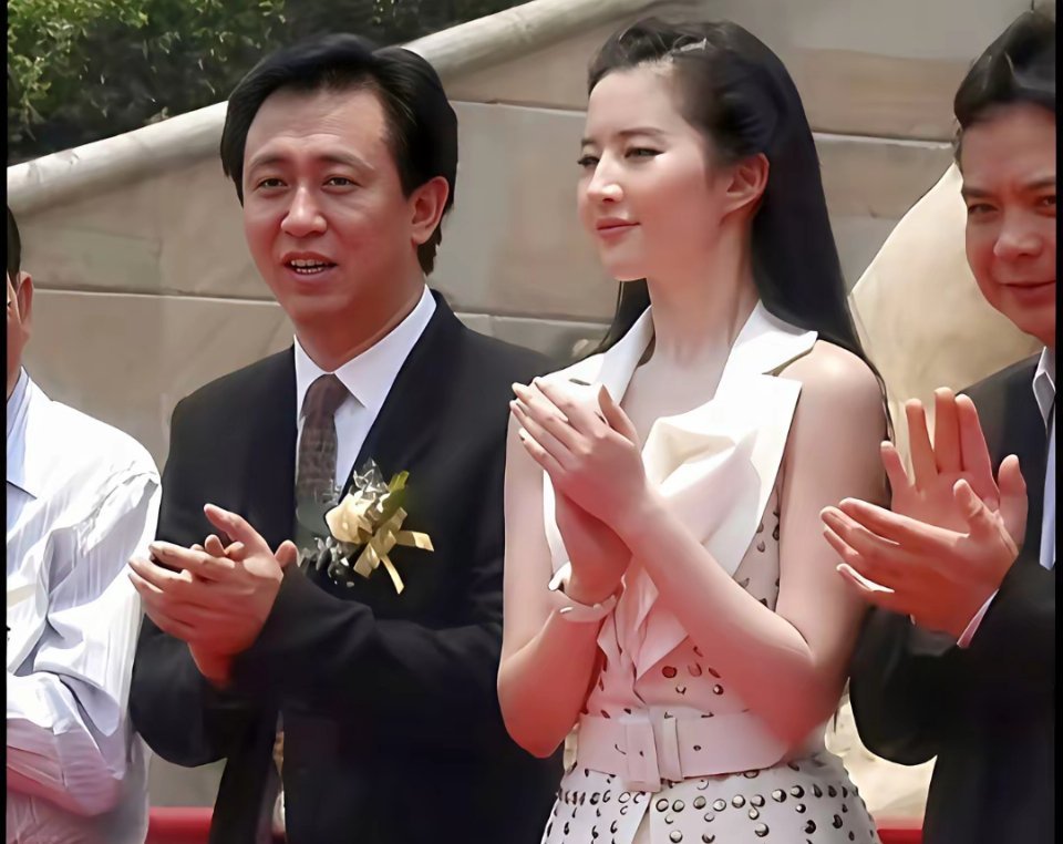 许家印最春风得意的时候，刘亦菲也是座上宾！