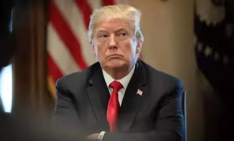 拖鞋最近飘得没边了，直接扣了龙国一艘商船，还放狠话：“龙哥，这船太可疑，我必须