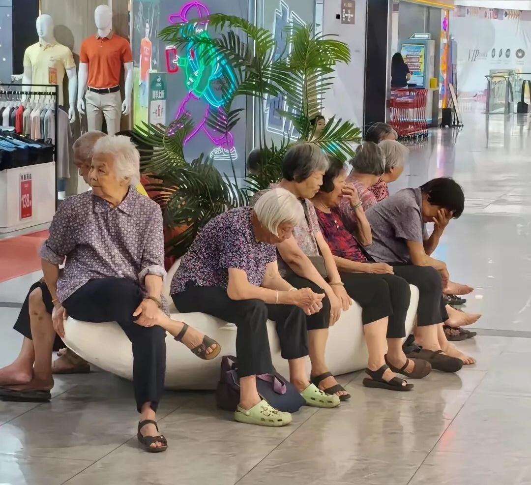 发现家附近商场的汉堡王二楼关停了，因为楼上的座位都被老人霸占，他们坐一起打牌