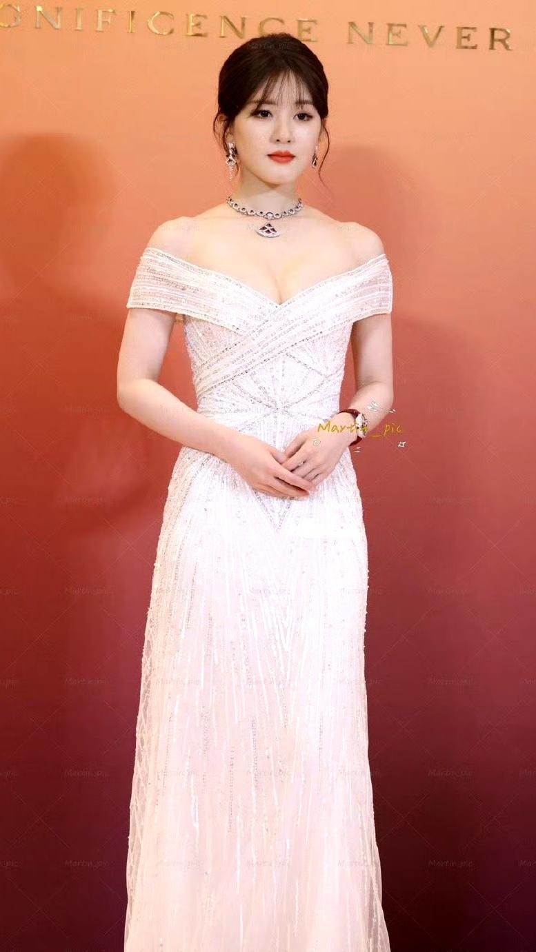 甜妹变女神！赵露思白色闪钻礼裙造型美到心巴上！赵露思的红毯造型又出圈了！💫