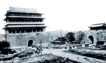 50年代的北京城，正处在一个新旧交替的十字路口，这座五朝古都的城墙与牌楼，那些在