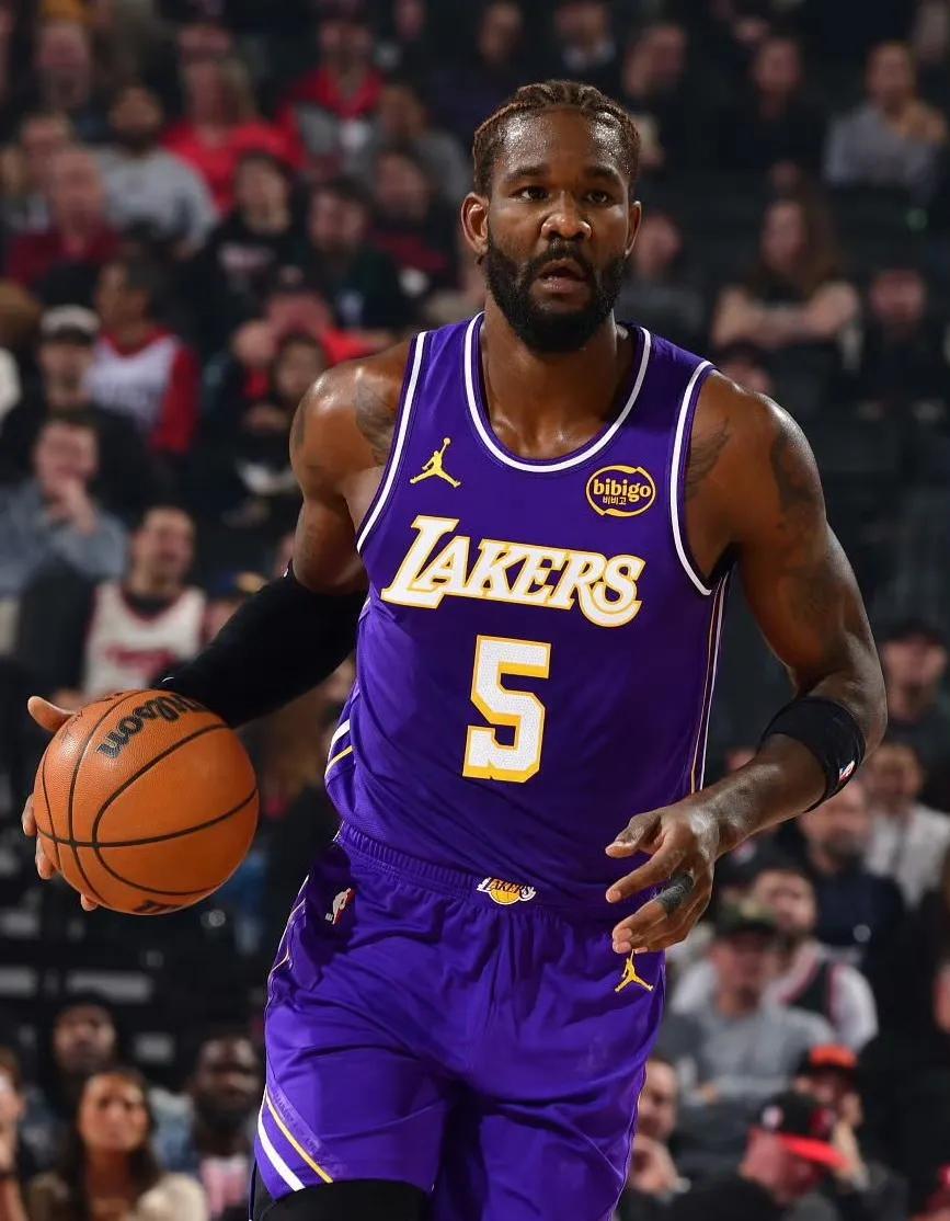 有种感觉艾顿比浓眉厉害这手稳定小中投，是浓眉学不来的进攻感觉比浓眉高一档，防