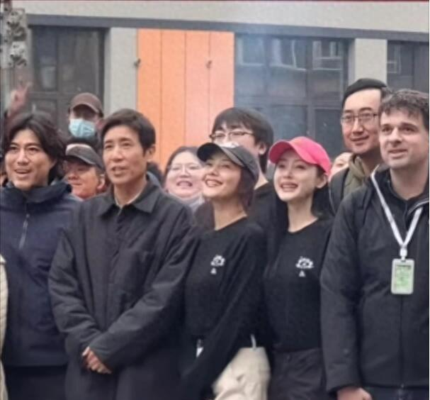 554岁于和伟现身沈阳，暴瘦30斤骑三轮送煤气罐，没有网上那么好看，但敬业程度确