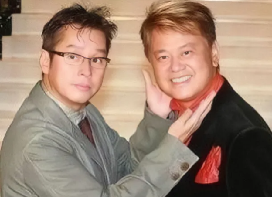1975年，陈百祥赚了上千万，买了大奔到谭咏麟前面炫耀：“你真可怜，还在市中心唱