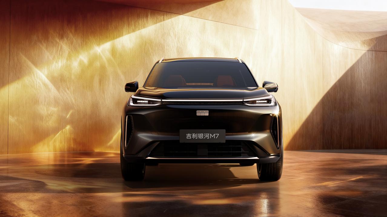 吉利银河M7米兰首秀，说点现在能说的吧：1、之前我就说过，银河M7属于主流尺寸