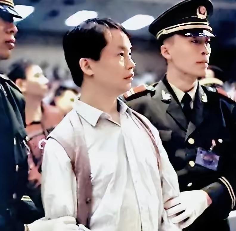 1997年，赌王差点被张子强绑架，他立马请来大舅哥蓝铧缨商量对策，蓝铧缨说：“何