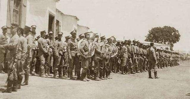 旧中国留下的1000万军政人员怎么办？毛主席大手一挥说了三个字1949年10