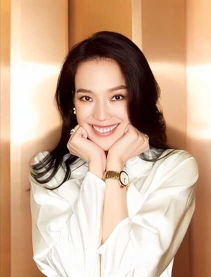 2016年，舒淇与冯德伦结婚。记者问她:“你们为什么认识20年才在一起结婚？”舒