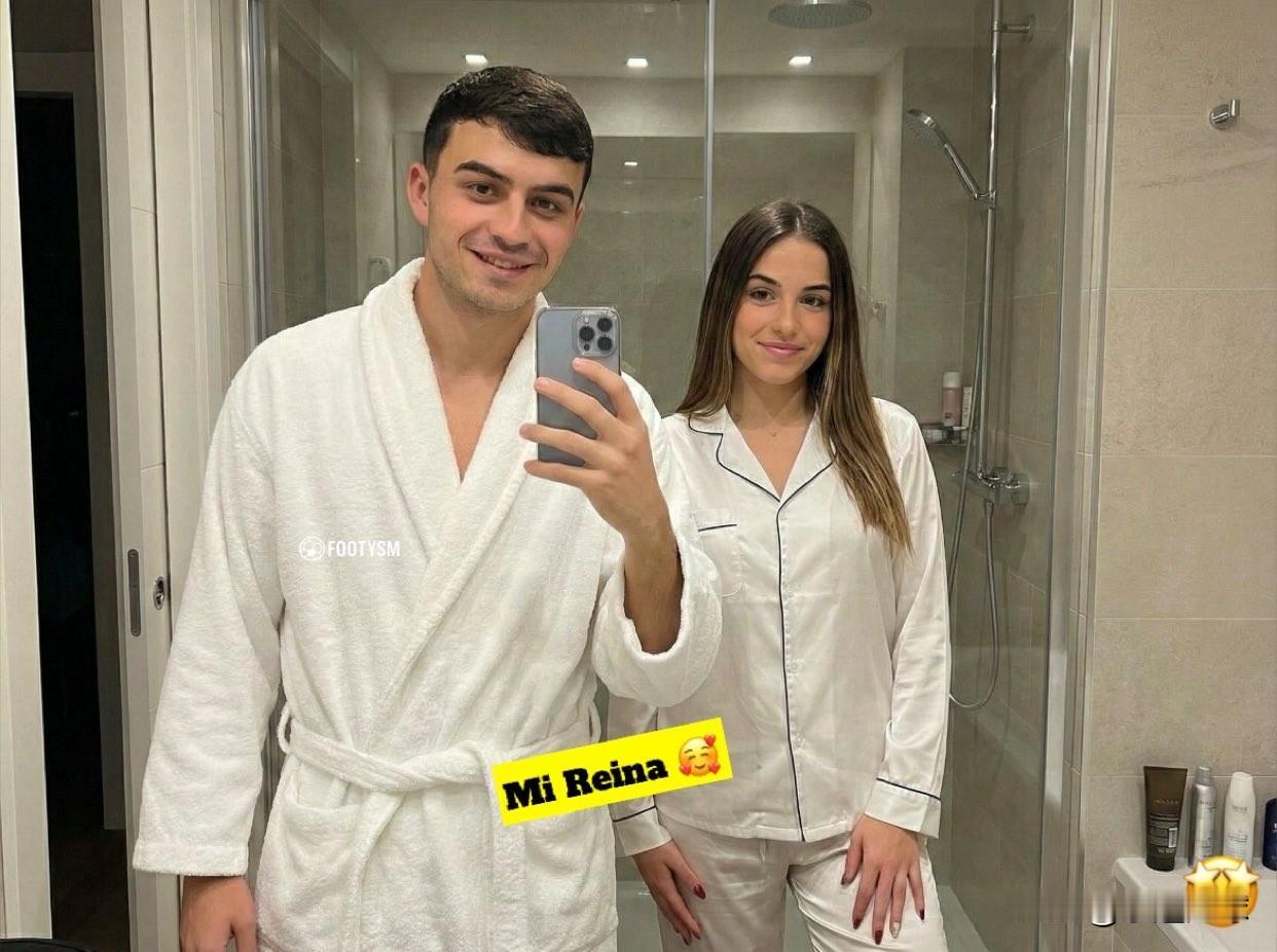 巴塞罗那足球俱乐部中场球员佩德里和女友！佩德里配文：“我的女孩在炫耀她🥰🥰