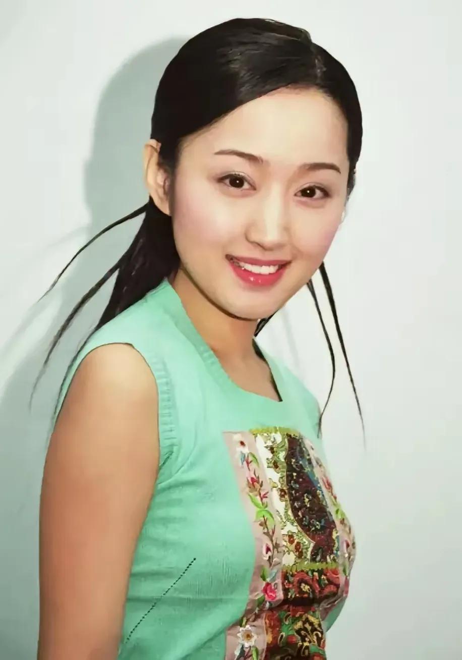 杨钰莹现在独居深圳，未婚未育，但她还是